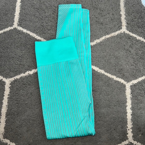 Fabletics Ultra High-Waisted Seamless Dot Bermuda Sea/Rain Cloud Leggings Sz M - Picture 2 of 7